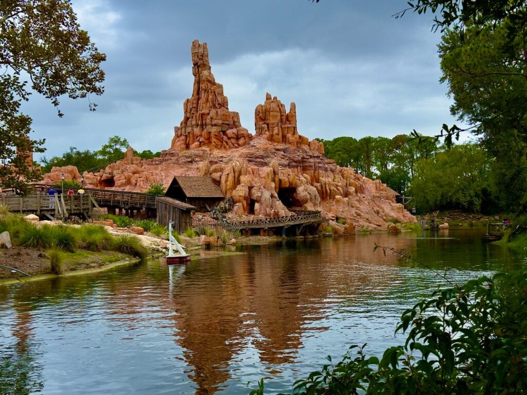 Vista da Big Thunder Mountain a partir da Ilha de Tom Sawyer.