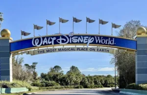 Entrada principal do Walt Disney World em Orlando com o letreiro “The Most Magical Place on Earth”.